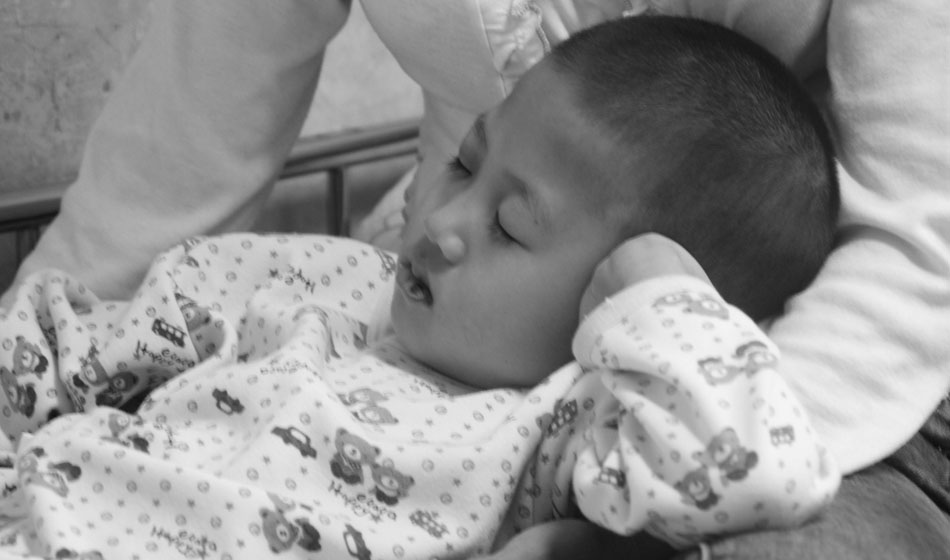 從生病那一天起，媽媽很少下床，她要時(shí)刻陪著小彬嫻，她知道女兒離不開自己。在病床上媽媽就是小彬嫻最安全的避風(fēng)港，就連睡覺也要躺在媽媽的懷里，這樣才安心。