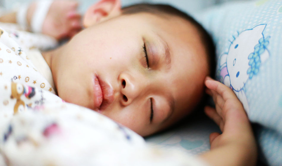 小彬嫻眼部、嘴部、脖子等出血點(diǎn)致使她無法吃硬東西，不小心劃破一下對(duì)她就是最大的損失，每個(gè)人都在保護(hù)著她，包括幼小的她自己。