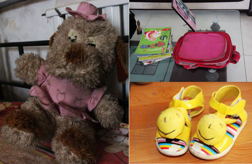 被小彬嫻當(dāng)成寶貝的毛絨玩具，臟兮兮地靠在床沿，顯得是那樣的孤單；還未裝包的書本、還未來及穿著蹦跳的可愛涼鞋都被放在了家里，它們也在等待小主人回家。