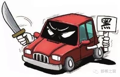 8月3日上午，公交分局接群眾報警稱，在汽車西站搭乘一輛白色奧拓(黑出租車)時，被該車司機持刀搶劫2600元。公交分局迅速組織警力現(xiàn)場勘查、走訪調(diào)查、調(diào)取天網(wǎng)監(jiān)控視頻、尋找嫌疑人蹤跡，經(jīng)大量工作，于次日凌晨6時許，辦案民警在復(fù)興區(qū)大乘寺附近發(fā)現(xiàn)嫌疑人的活動蹤跡。經(jīng)縝密布控，辦案民警在火車站一舉將犯罪嫌疑人張某某抓獲，犯罪嫌疑人張某某對持刀搶劫乘客的犯罪事實供認不諱。