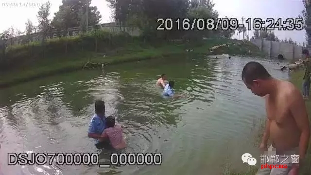 8月9日，邯鄲邱縣新馬頭鎮(zhèn)恒莊村南、駕校南側(cè)河道內(nèi)有一男一女兩人落水，民警接警后迅速趕到現(xiàn)場將二人拖上岸。經(jīng)了解得知，二人系夫妻，當(dāng)日二人開車從家里出來到縣城辦事，路上因瑣事發(fā)生爭吵，車子開到駕校南側(cè)河邊時，男子氣憤的停下車，跳入河中聲稱要自殺，其妻見狀也跳進了河里，要一起去死。