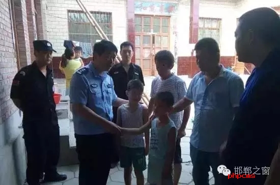 8月11日上午，邯鄲館陶縣公安局指揮中心接到報(bào)警，柴堡鎮(zhèn)劉村李某因欠柴堡鎮(zhèn)武張屯村李某某錢款，李某某將李某的兩個(gè)兒子（一個(gè)10歲，一個(gè)8歲）拘禁。民警迅速趕到現(xiàn)場(chǎng)，發(fā)現(xiàn)李某家街門(mén)被反鎖，民警登上盤(pán)梯與嫌疑人談話，穩(wěn)定其情緒，做其思想工作，當(dāng)日下午17時(shí)20分許，兩個(gè)小男孩被成功解救。