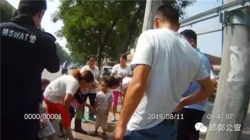 8月11日上午，邯鄲武安市公安局巡特警大隊(duì)民警巡邏至富強(qiáng)路北頭格力空調(diào)對(duì)面時(shí)，發(fā)現(xiàn)一名三歲小男孩獨(dú)自一人在路邊哇哇大哭。巡邏民警迅速下車詢問(wèn)，從他斷斷續(xù)續(xù)的講述中，得知孩子未經(jīng)大人同意，自己跑出來(lái)玩，找不到家了，民警經(jīng)多方努力，終于安全把孩子送回家。