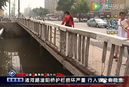 最近住在渚河路滏陽(yáng)橋附近的居民們反映，說(shuō)滏陽(yáng)橋護(hù)欄破損嚴(yán)重，每次從橋上通過(guò)時(shí)，都提心吊膽，附近居民為了安全，用繩子簡(jiǎn)單的進(jìn)行圍擋。