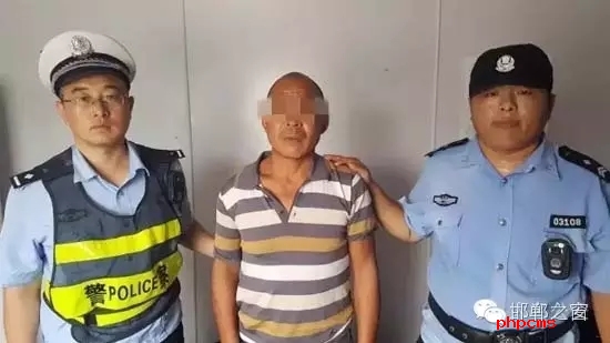 8月12日9時許，邯鄲大名鋪上高速口檢查站執(zhí)勤民警在對一輛由魏縣開往北京客車進行安檢時，發(fā)現(xiàn)一名網(wǎng)上逃犯。經(jīng)核查，該男子為王某平，系涉嫌濫伐林木網(wǎng)上逃犯。該王于今年3月份在未有辦理《林木采伐許可證》的情況下，亂砍濫伐林木97棵。