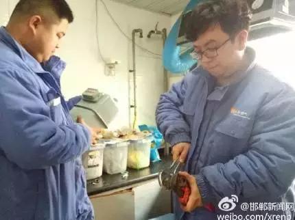 2月28日，邯鄲華潤燃?xì)夤竟ぷ魅藛T對我市叢臺花園，滏新家園等燃?xì)庥脩暨M(jìn)行安檢，截止目前，該公司已入戶安檢21938戶，發(fā)現(xiàn)隱患并整改1564戶。根據(jù)相關(guān)規(guī)定，燃?xì)饨?jīng)營企業(yè)每兩年需對所管轄范圍內(nèi)的燃?xì)庥脩暨M(jìn)行一次入戶安全檢查工作，其目的是查找安全隱患，確保用戶安全用氣。