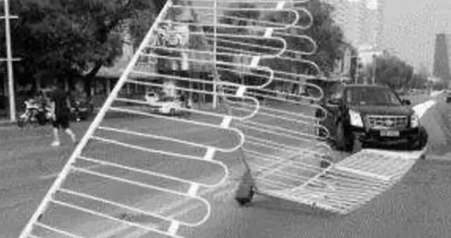 2月13日晚，在河北省邯鄲市渚河路與光明大街交叉口發(fā)生的一起交通逃逸事故。剛輸完液的受害人從羅城頭村口由南向北行駛，正準(zhǔn)備左轉(zhuǎn)時(shí)，卻被迎面而來的逆行車輛撞飛在地，該司機(jī)并沒有停車，而是加速向南行駛，瞬間就消失的無影無蹤了。 隨后，邯山大隊(duì)事故科的民警趕到現(xiàn)場。查出這輛肇事車輛就在這起事故發(fā)生的三分鐘前，就在位于中華大街渚河路東南角的金業(yè)小區(qū)的停車場，撞斷停車場的欄桿后加速逃離了現(xiàn)場。 而前面的這起事故，應(yīng)該就是該車在逃逸的過程中行駛到羅城頭附近，撞人后再次逃逸。通過天網(wǎng)監(jiān)控顯示，這輛轎車拐進(jìn)一小區(qū)后，就一直沒有出現(xiàn)過。2月14日凌晨2點(diǎn)05分警車到達(dá)該小區(qū)，經(jīng)過近半個(gè)小時(shí)的搜索，民警在小區(qū)的一個(gè)角落里找到了這輛肇事車輛。這起發(fā)生在2月13號的交通肇事逃逸案宣告告破。